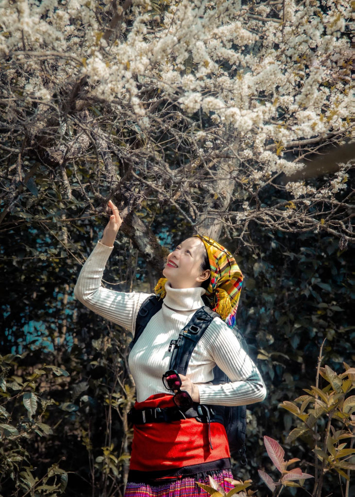 Nghệ sĩ Chiều Xuân cùng nhóm các nhiếp ảnh gia có chuyến trải nghiệm ở Mù Cang Chải, Yên Bái những ngày đầu năm Quý Mão. Thời điểm mà hoa mận nơi đây nở trắng xóa cả một vùng trời. Ảnh: Kevin Nguyen.