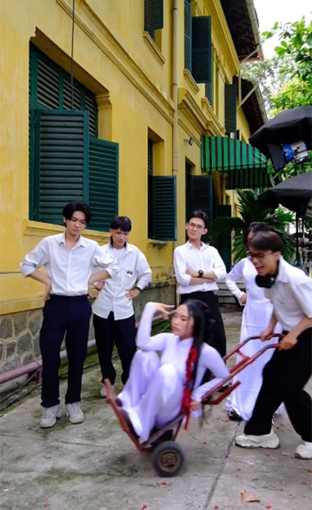 Phương Mỹ Chi rất nghịch ngợm đùa vui cùng các bạn vũ công trong khi nghỉ giải lao giữa các cảnh quay của MV "Đẩy xe bò".