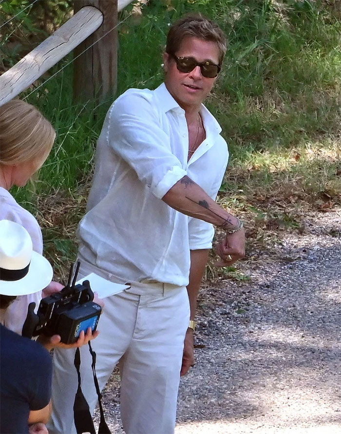 Xuất hiện trên phim trường quay quảng cáo cho thương hiệu De'Longhi ở Pháp, Brad Pitt khiến fan ngạc nhiên khi ngoại hình của anh trẻ hơn rất nhiều so với tuổi. (Ảnh: Backgrid)