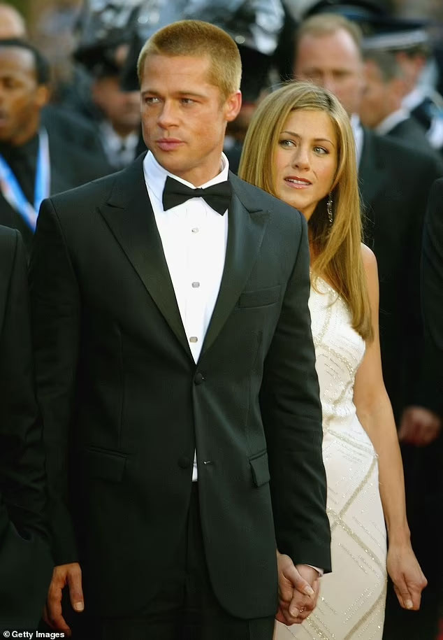 Brad Pitt cùng vợ cũ, Jennifer Aniston dự một sự kiện năm 2004. (Ảnh: Getty Images)