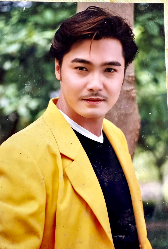 Lý Hùng là nam tài tử nổi tiếng bậc nhất màn ảnh Việt những năm 1990. Trong thời kỳ hoàng kim, nam diễn viên sinh năm 1969 đã đóng hàng trăm bộ phim thuộc nhiều thể loại từ tình cảm, hành động đến cổ trang như: "Phạm Công - Cúc Hoa", "Tây Sơn hào kiệt",...