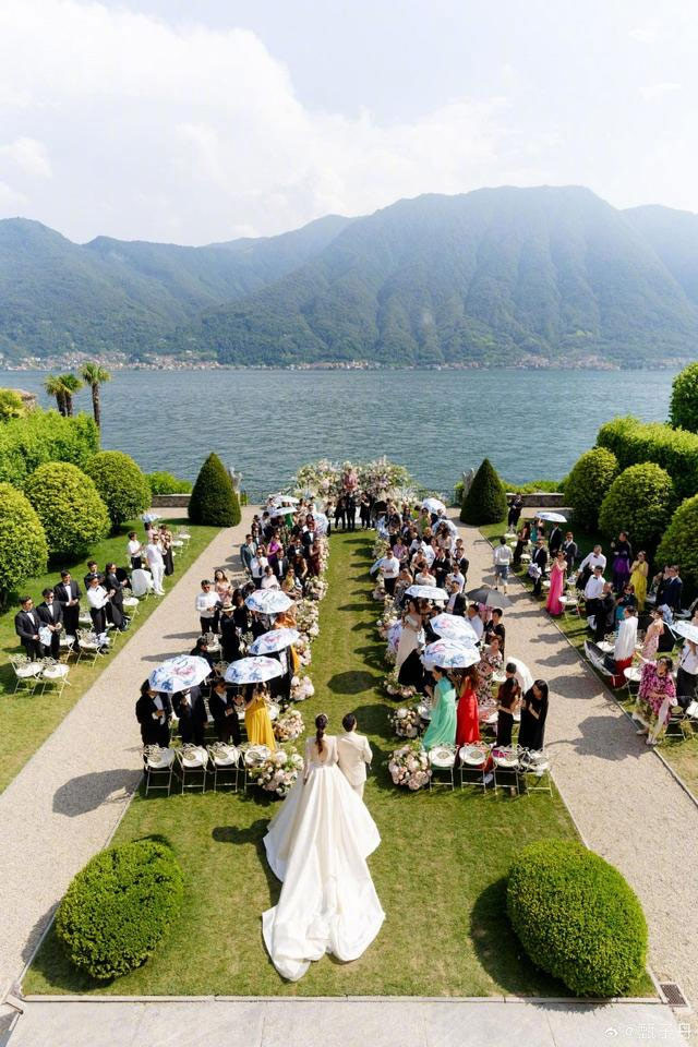 Lễ kỷ niệm 20 năm ngày cưới của Chân Tử Đan - Uông Thi Thi được tổ chức bên hồ Como thơ mộng với sự tham gia của gia đình và bạn bè thân thiết. (Ảnh: Sina)