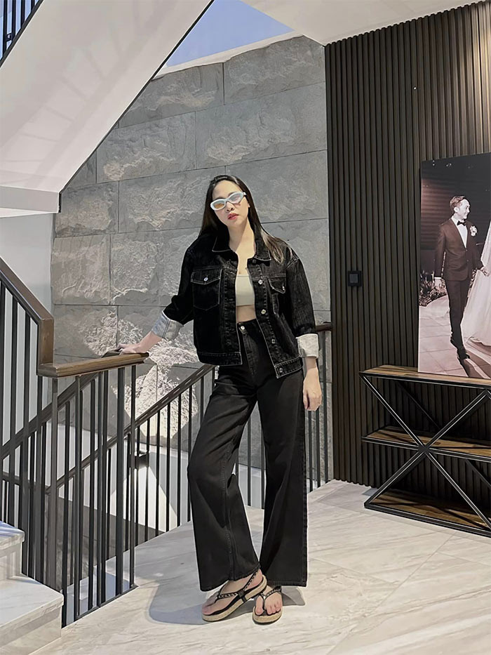 Mặc một bộ denim màu đen, bà mẹ hai con tạo dáng chuyên nghiệp, khoe vẻ ngoài đã lấy lại dáng sau sinh.