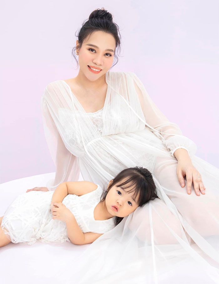 Trong thời gian mang thai con trai thứ hai, ngoại hình của Đàm Thu Trang không bị thay đổi nhiều ngoại trừ vòng hai.