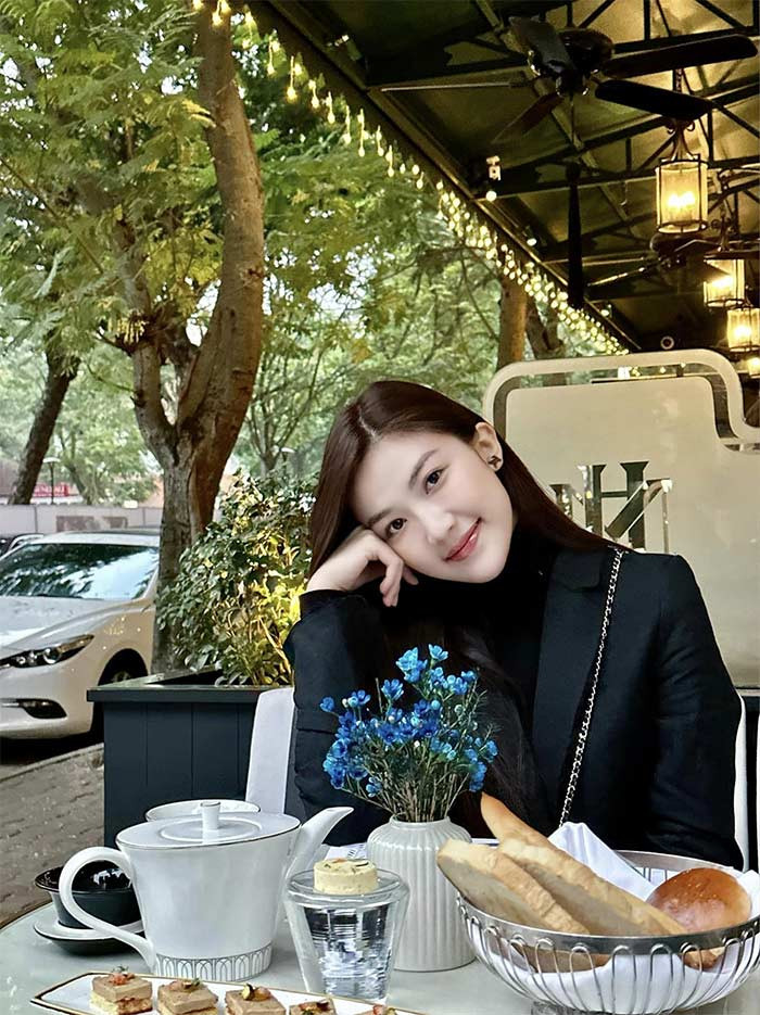 Vốn sẵn nét xinh đẹp nên không cần trang điểm nhiều Lương Thanh vẫn quyến rũ.