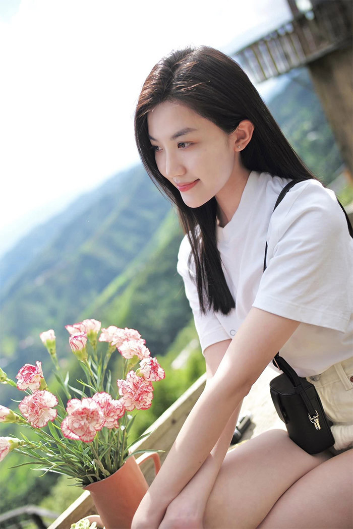 Lương Thanh sinh năm 1996, từng là thủ khoa đầu vào trường Đại học Sân khấu Điện ảnh Hà Nội.