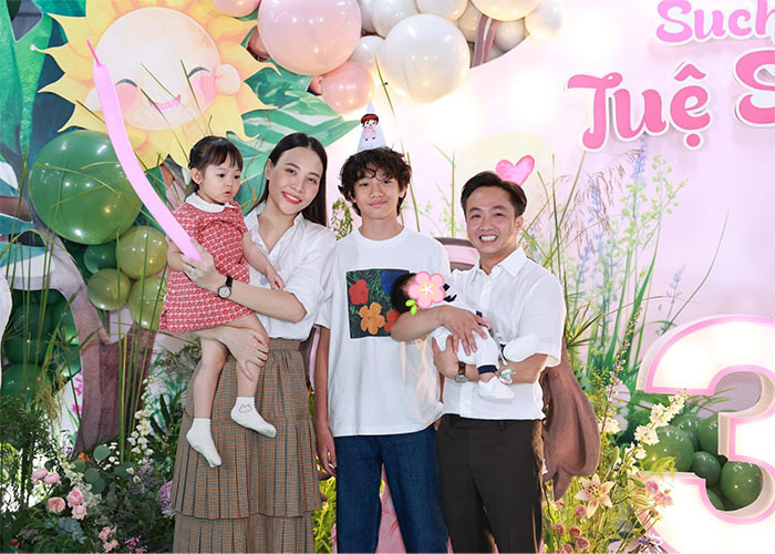 Mỗi khi đăng ảnh lên trang cá nhân, vợ chồng Đàm Thu Trang thường nhận được bình luận vui cho rằng gene của Cường Đô la quá mạnh nên đứa con nào cũng giống bố.