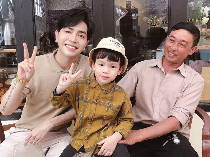 Bé Henry - con riêng của Thu Thủy và chồng cũ - cũng được bố mẹ chồng hiện tại yêu thương và chăm sóc ân cần.