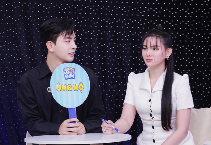 Thu Thủy dành lời khen cho chồng trẻ khi tham gia chương trình "Vui cùng bố bỉm": "Ông xã làm mình cảm thấy bất ngờ vì quá nhiều kinh nghiệm khi chăm sóc Lana, trả lời câu hỏi cực nhanh đến mình còn chưa đọc được hết câu hỏi luôn. Ông xã là số 1".