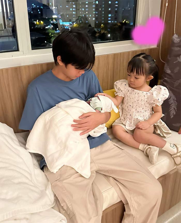 Anh hai Subeo và chị ba Suchin vào thăm em bé mới sinh.