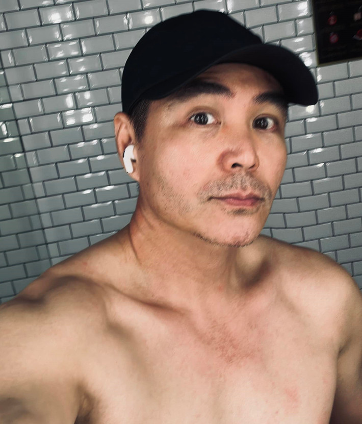 Dù bận rộng với lịch quay nhưng anh vẫn cố gắng duy trì tập gym, bơi lội... để có vóc dáng săn chắc.