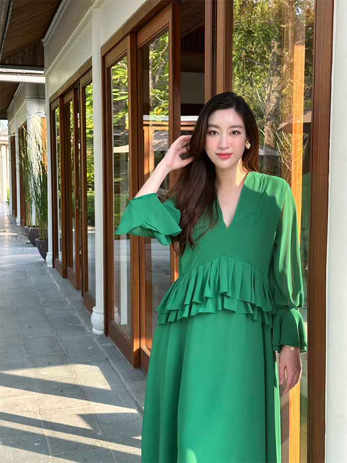 Nửa năm sau khi kết hôn, Hoa hậu Đỗ Mỹ Linh vướng nghi vấn mang thai con đầu lòng. Tuy nhiên, cho đến hiện tại, dù một số ảnh trên trang cá nhân của người đẹp cho thấy rõ vòng hai lùm lùm nhưng vợ chồng cô vẫn chưa lên tiếng về tin đồn trên.