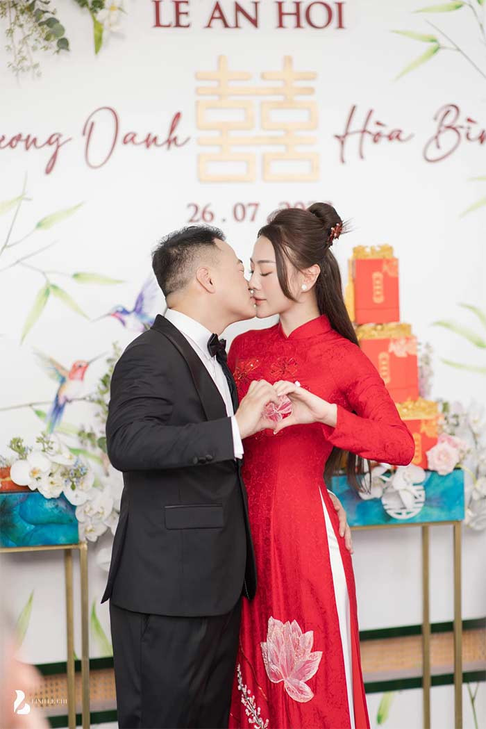 Chú rể trao cho cô dâu những nụ hôn trong đám hỏi.