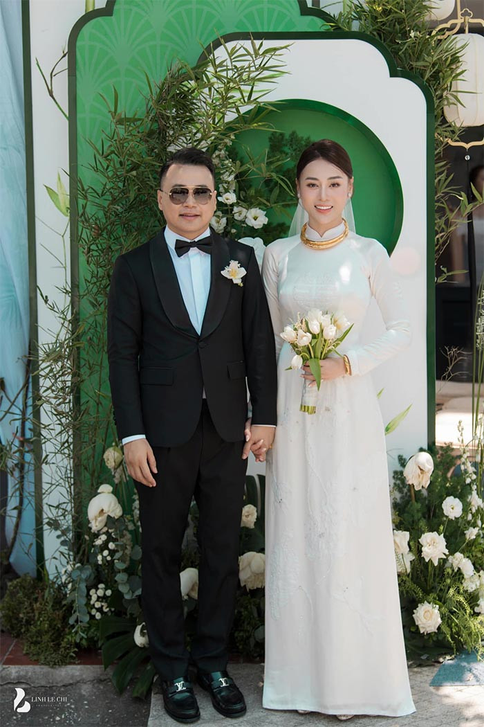 Trong lễ ăn hỏi, Phương Oanh đi giầy bệt và liên tục lấy hoa che vòng hai khiến nhiều người tưởng cô đang mang thai.