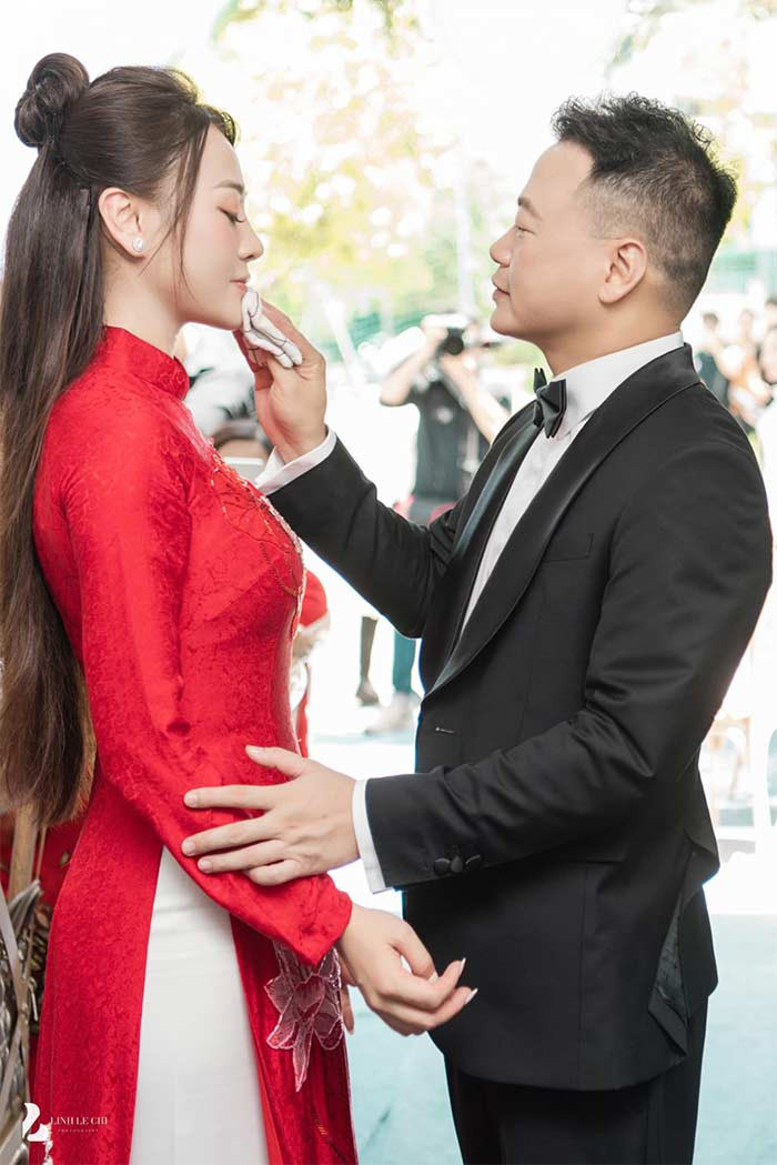 Không chỉ dành cho nhau những nụ hôn, hai vợ chồng Phương Oanh còn quan tâm tới nhau từng li từng tí.