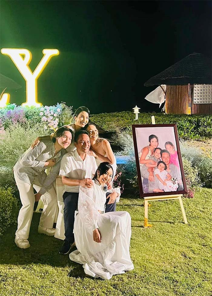 Thời gian gần đây, con trai của ca sĩ Mỹ Linh và nhạc sĩ Anh Quân nuôi tóc dài nên nhìn khuôn mặt anh có phần lạ lẫm. Nhiều người nhận xét để kiểu tóc này Anh Duy trông giống mẹ.