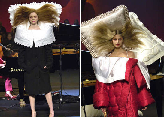 Bộ sự tập của Viktor & Rolf trình diễn tại Tuần lễ Thời trang Paris 2005 cho khán giả cảm giác các cô người mẫu này ngủ quên giờ đi diễn, nên quấn hết chăn, gối ra sàn catwalk. (Ảnh: BrunoPress)