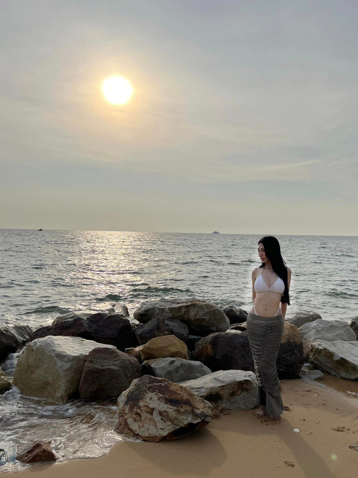 Khổng Tú Quỳnh vừa "xả hàng" loạt ảnh khoe body trên bãi biển cùng dòng chú thích: "Đi nạp năng lượng cùng gia đình, sau đó về là bắt tay vào quay phim mới thôi".