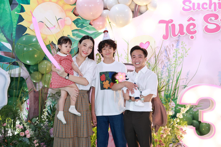 Sinh nhật của Suchin không thể thiếu sự góp mặt của bố mẹ, anh hai Subeo và em út Sutin. Bên cạnh cô em gái dễ thương, con trai riêng của Cường Đô la với Hồ Ngọc Hà thu hút sự chú ý với ngoại hình như sao Hàn với mái tóc xoăn trước trán giống Bi Rain.