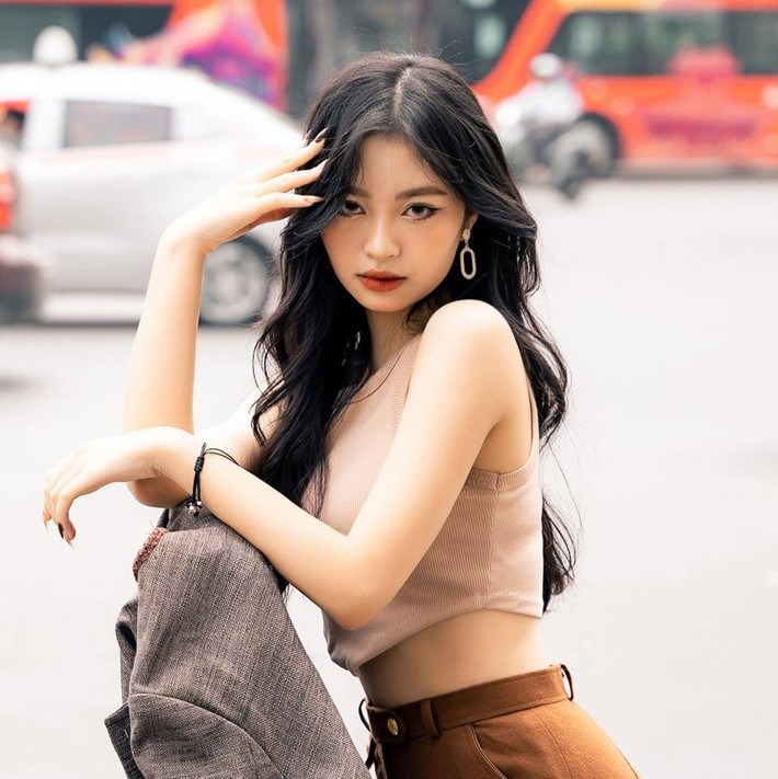 "Tuy nhiên, anh cũng thay gia đình nhắc em rằng: Cần khiêm tốn nhìn nhận đây là một bước khởi đầu suôn sẻ nhưng nó chưa mang tới thành công nào cả. Chúng ta cần thật thà suy xét đây là hành trình khó khăn vô cùng, nhưng chẳng có điều nào ý nghĩa mà lại đến một cách dễ dàng. Cảm ơn em đã dũng cảm tự bay trên chính ước mơ của mình chứ không phải ước mơ của ba, mẹ hay các anh", Lê Hiếu nhắn nhủ em gái.