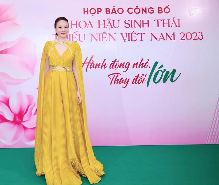 8 năm vắng bóng sau biến cố hôn nhân, Á hậu cuộc thi Phụ nữ Việt Nam qua ảnh 2000 tập trung kinh doanh ở lĩnh vực làm đẹp. Người đẹp 7X còn trở thành chuyên gia tư vấn tâm lý. Đầu tháng 5 vừa qua, Dương Yến Ngọc tái xuất showbiz với vai trò giám khảo Hoa hậu Sinh thái Thiếu niên Việt Nam 2023.