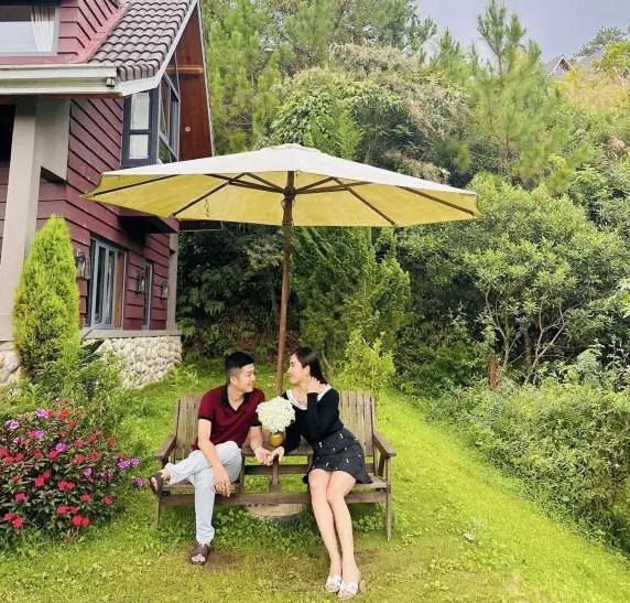 Chồng cũ Nhật Kim Anh và bạn gái mới có nhiều khoảnh khắc ngọt ngào bên nhau.