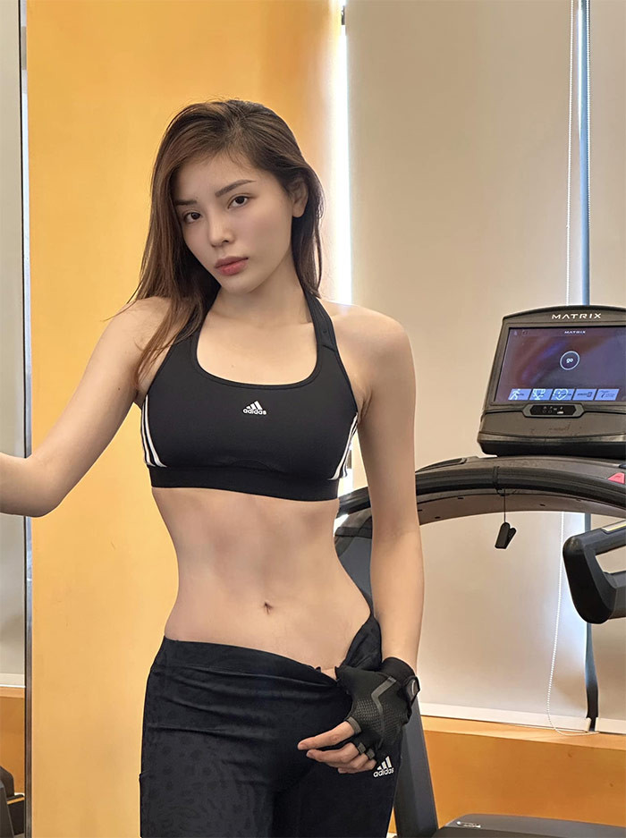 Để có được body "hết nước chấm" như hiện tại, người đẹp sinh năm 1996 đã tập luyện vô cùng chăm chỉ.
