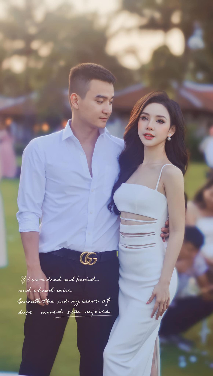 Im ắng một thời gian sau mối tình tan vỡ với ca sĩ Minh Tú, mới đây, Yến Tatoo bất ngờ công khai bạn trai mới. Giọng ca 9X quê Thanh Hóa chia sẻ, phía sau Yến ngoài gia đình, luôn có người yêu âm thầm dõi theo và ủng hộ về mọi mặt.