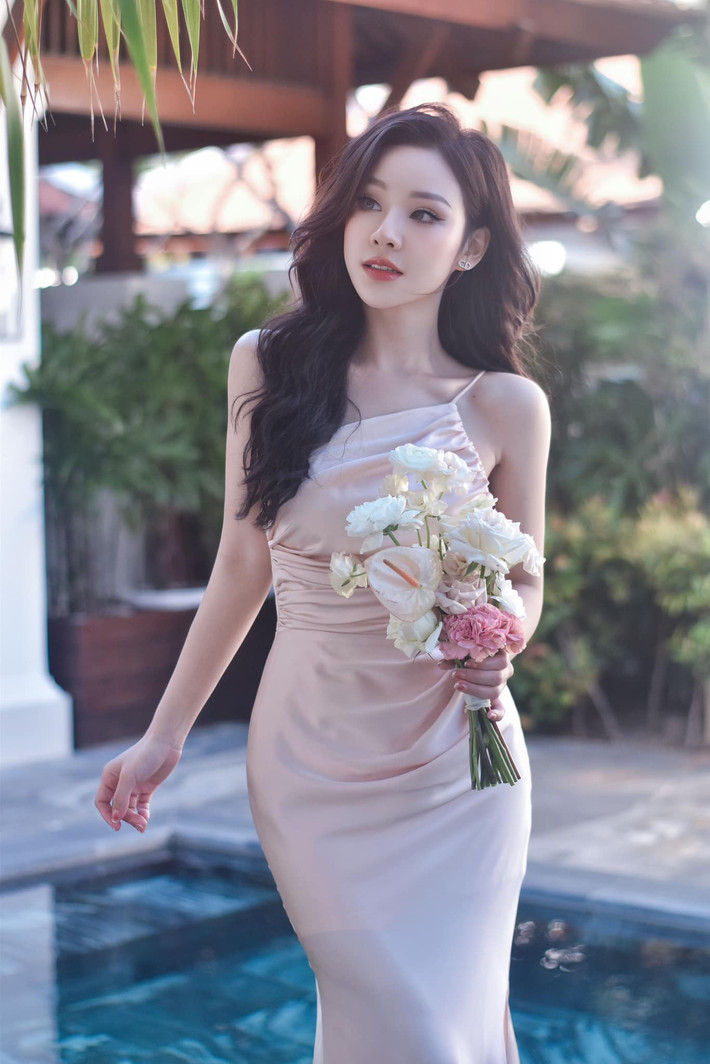 Trước đó không lâu, giọng ca "Cứ thế rời xa" gây sốt với diện mạo xuất sắc khi làm phù dâu trong đám cưới của cặp hot TikToker Linda Ngô và Phong Đạt.