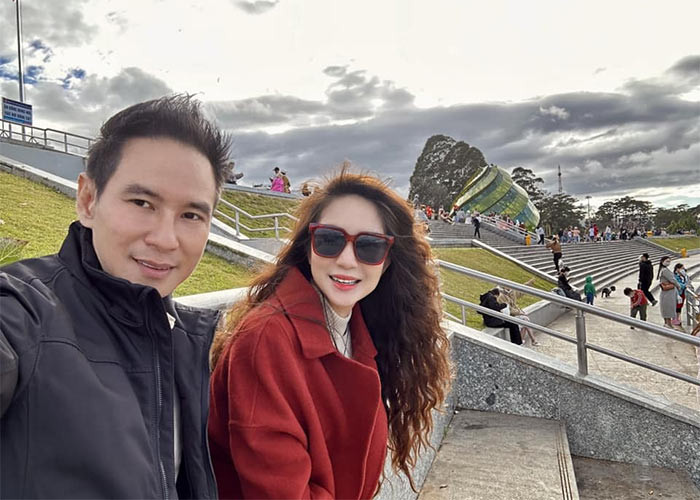 Không cần trang phục cầu kỳ, Minh Hà vẫn tỏa sáng mỗi khi xuất hiện nhờ thần thái và vẻ trẻ trung.