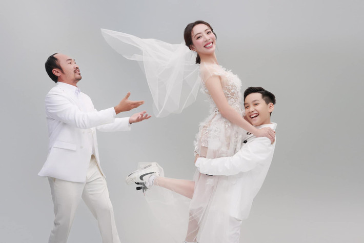Vợ chồng Thu Trang - Tiến Luật hạnh phúc viên mãn bên con trai trong cơ ngơi bề thế đắt đỏ sau 12 năm về chung một nhà.