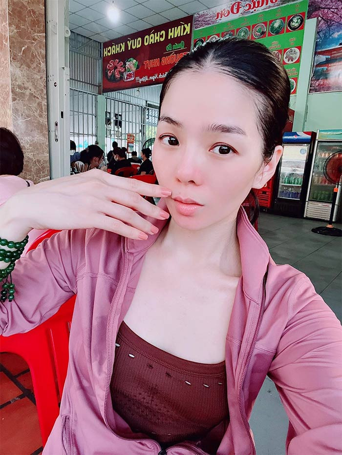 Không cần váy áo sành điệu, trang điểm cầu kỳ, Lệ Quyên vẫn luôn thu hút mỗi khi xuất hiện.