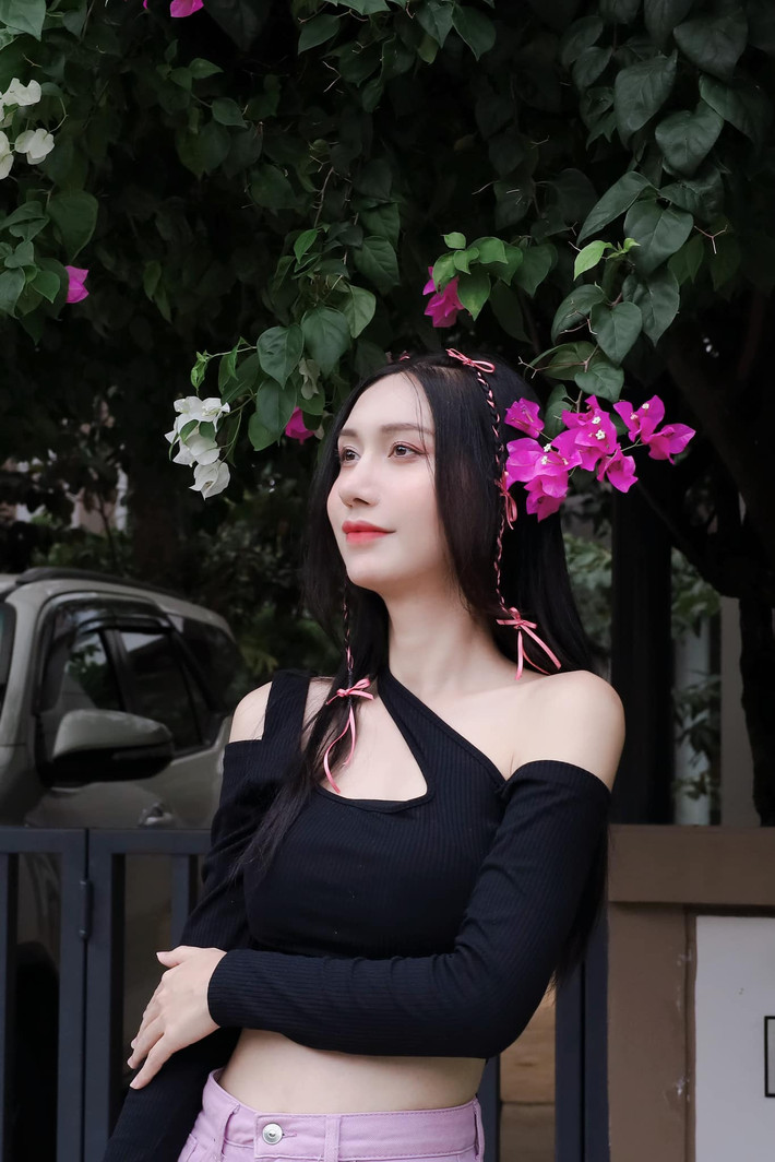 Vừa đây, trên trang cá nhân, Lynk Lee khoe nhan sắc rạng rỡ trong loạt ảnh mới khiến fan "chết mê".
