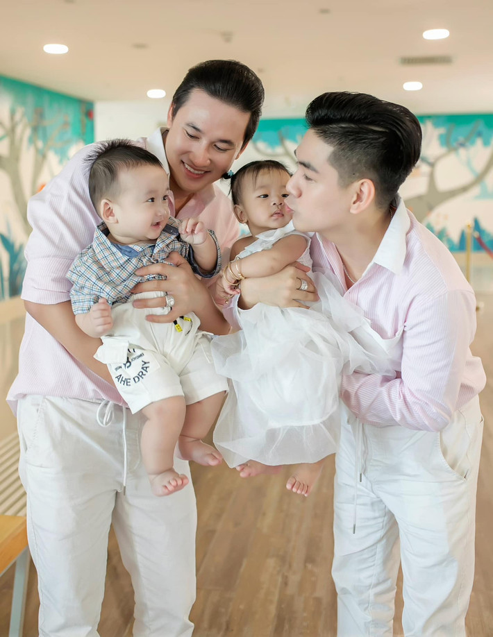 Cặp đôi diễn viên - ca sĩ của Vbiz còn gây sốt khi có hai con song sinh nhờ thụ tinh trong ống nghiệm là Ka Ka và Muội Muội. Hai thiên thần sắp được chứng kiến ngày trọng đại của ba Quang và cha Đoàn.