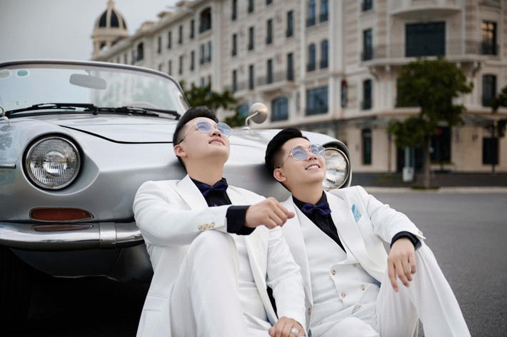 Cặp đôi đồng giới chụp ảnh cưới sau gần 2 năm sống chung và đã có hai con song sinh ra đời nhờ thụ tinh nhân tạo.