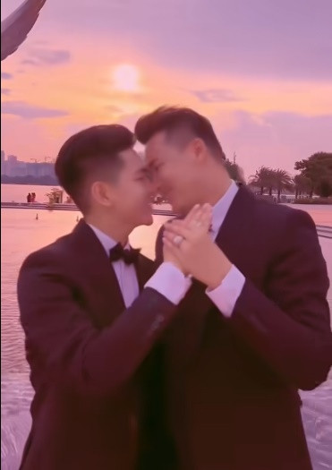 Hà Trí Quang - Thanh Đoàn cùng khoe hai chiếc nhẫn cưới "siêu to" dành cho nhau. Sau màn cầu hôn, cả hai sẽ làm đám hỏi vào tháng 10 tại Đồng Tháp.