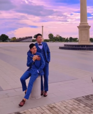 Từ khi công khai tình cảm, Hà Trí Quang hạn chế đóng phim để cùng người yêu kinh doanh mỹ phẩm, bán hàng online. Công việc thuận lợi giúp cả hai có cuộc sống sung túc, cùng nhau sắm sửa từ xe sang đến xây thêm nhà mới.