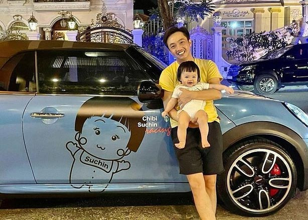 Suchin còn được bố mua sẵn một chiếc ô tô. Không những thế Cường Đô la còn vẽ hình con gái lên một chiếc xe của gia đình.