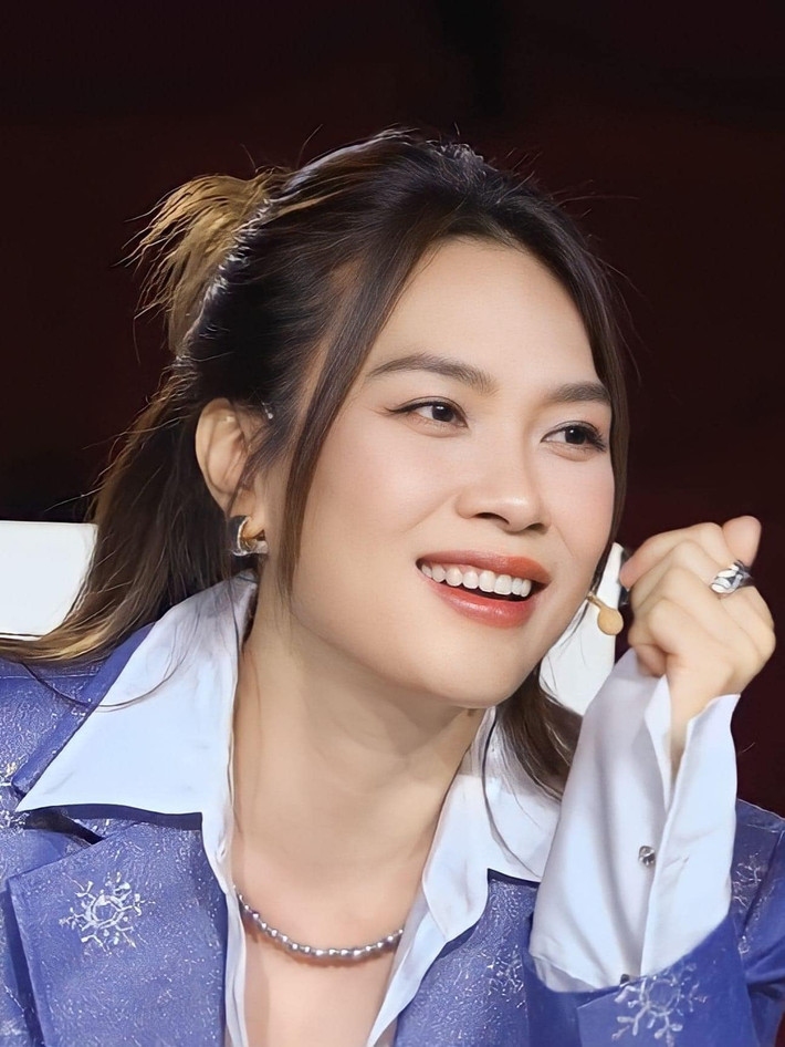 Mới đây, trên trang cá nhân của mình, Mỹ Tâm lại khiến fan phải "thổn thức" khi khoe loạt ảnh mới được thực hiện ở vòng nhà hát của chương trình Vietnam Idol 2023.