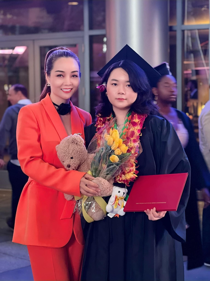 Nữ diễn viên phim "Những ngọn nến trong đêm" gửi lời nhắn nhủ tới ái nữ: "Chúc mừng con gái yêu đã tốt nghiệp trường Đại học FIDM - Fashion Institute of Design and Merchandising, chuyên ngành Thiết kế thời trang tại Los Angles (Mỹ). Chúc con yêu sẽ sớm đạt được ước mơ trở thành nhà thiết kế thời trang nổi tiếng nhé".