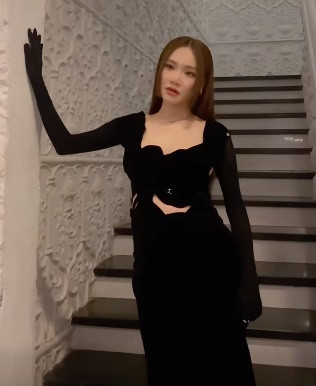 Tham dự show diễn thời trang của siêu mẫu Võ Hoàng Yến, Nhã Phương chiếm spotlight khi diện chiếc đầm trễ cổ, khoét xẻ táo bạo, ôm sát.