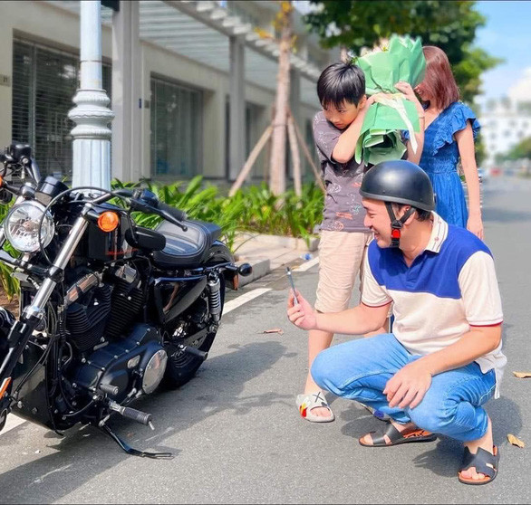 Còn Thu Trang cũng là người vợ tâm lý, đặt niềm tin tuyệt đối vào chồng. Nhân dịp sinh nhật ông xã, "hoa hậu làng hài" chi hẳn hơn nửa tỷ đồng mua mô tô xịn tặng chồng.