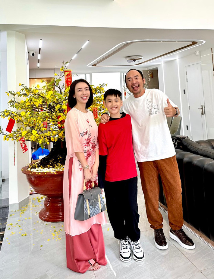 Hai vợ chồng đặt ra cho mình một cuộc sống chuẩn mực để làm gương cho con trai. Gần đây, nữ diễn viên kiêm nhà sản xuất phim "Con Nhót mót chồng" tiết lộ đã hoàn thành việc hút trứng để chuẩn bị cho việc sinh thêm con bằng phương pháp thụ tinh nhân tạo.