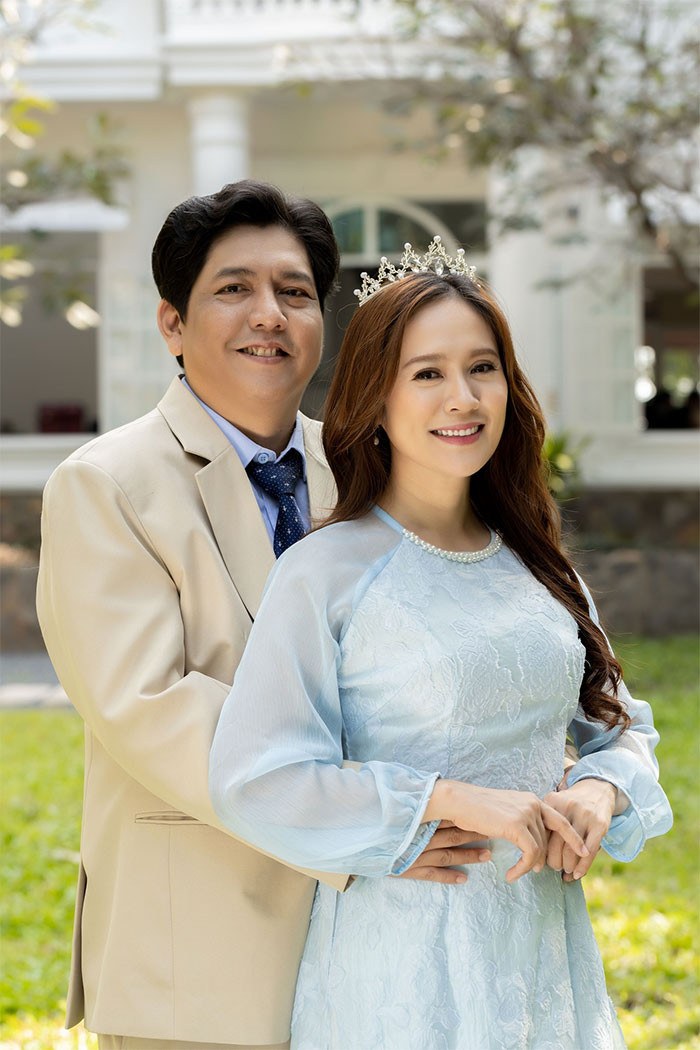 "Biết đưa! Là đưa tiền, đưa quyền cho vợ quán xuyến. Cái gì mình giỏi thì mình làm, nếu vợ đã giỏi thu xếp chuyện gia đình, nắm tiền nhưng biết tiết kiệm, đầu tư, thì mình cứ xem vợ như cái … ATM vậy á, cần thì mình rút (có hỏi trước). Tuy nhiên, cũng phải xem xét năng lực giữ tiền và nhân cách của cô ấy, có phải là người ham mê cờ bạc, rượu chè, trai gái không, nếu là người tin tưởng được thì mình giao cho, mình rung đùi ngồi uống cafe", cặp đôi tiết lộ.
