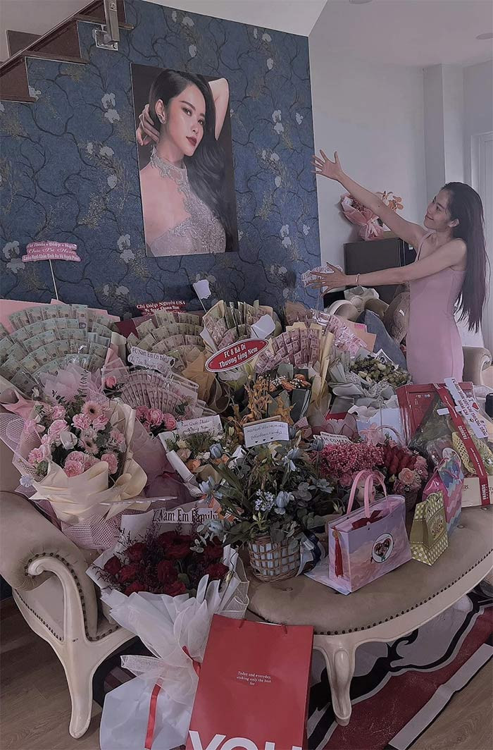 Dù chỉ nhận mình là người đẹp đi hát chứ không phải ca sĩ nhưng Nam Em rất đắt show ca nhạc. Sau mỗi đêm diễn, nhiều người choáng trước những bó hoa làm bằng tiền khán giả tặng cô.