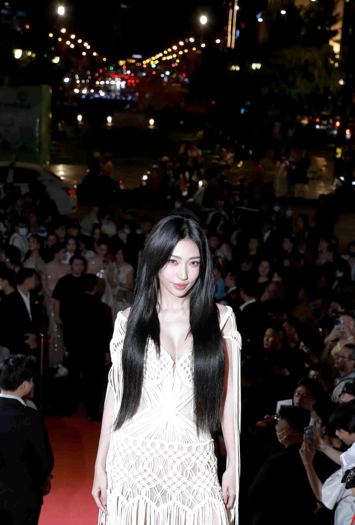 Hơn 10 năm hoạt động trong showbiz, tình cũ của Ngô Kiến Huy luôn biết cách làm mới mình.