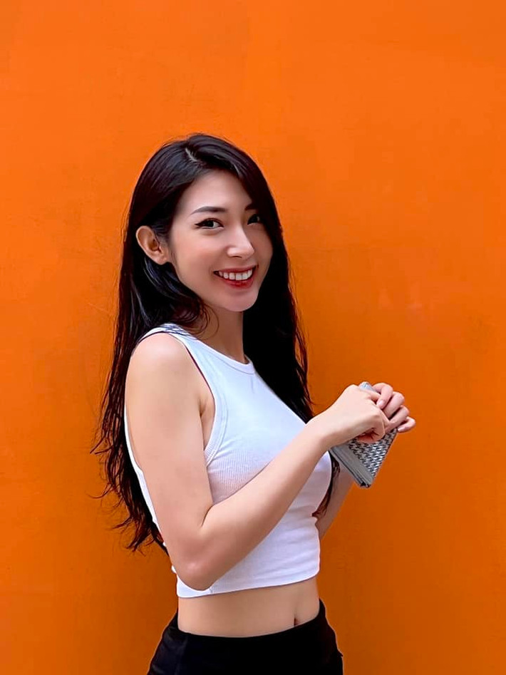 Về chuyện đời tư, sau cuộc tình tan vỡ với Ngô Kiến Huy, Khổng Tú Quỳnh khá kín tiếng về chuyện tình cảm. Nữ ca sĩ tận hưởng cuộc sống độc thân quyến rũ ở tuổi U35.