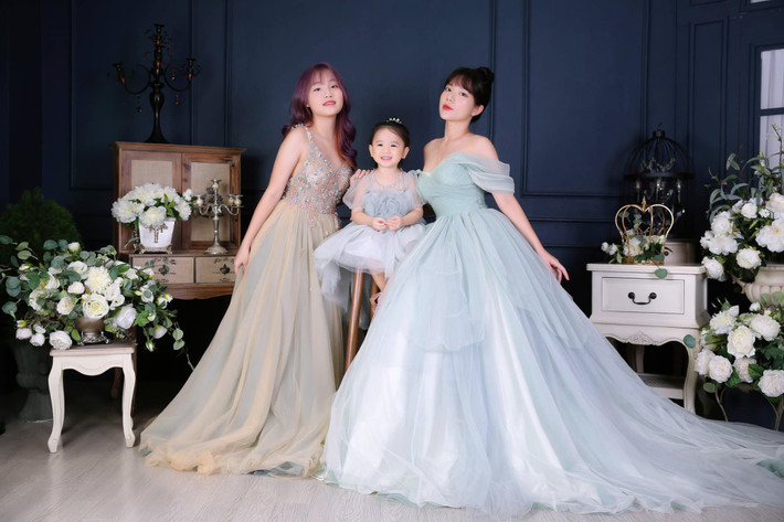 Cô út là bé Mầm, con gái chung của Hoàng Yến và chồng cũ thứ tư Cao Thắng sở hữu vẻ ngoài dễ thương và sớm bộc lộ năng khiếu nghệ thuật giống mẹ.