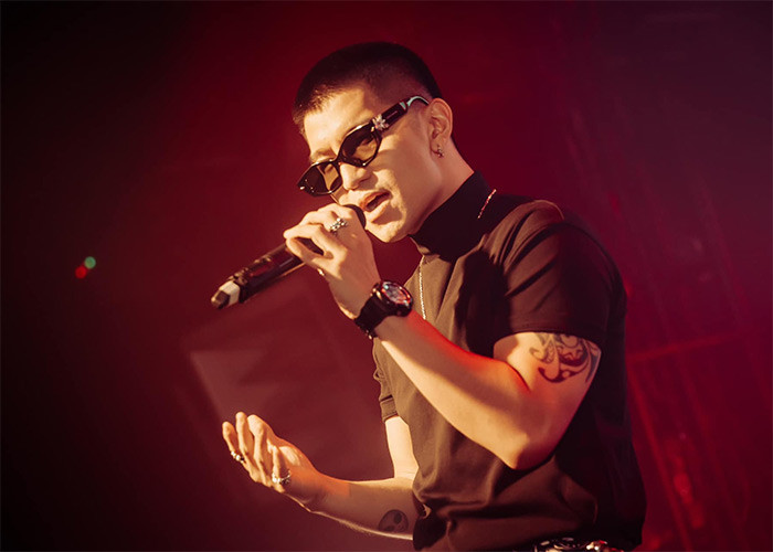 Cường Seven sinh năm 1989, là rapper xuất thân từ nhóm SpaceSpeaker gồm những thành viên như Touliver, Soobin Hoàng Sơn, JustaTee.... Ngoài âm nhạc, anh còn ghi dấu ấn ở vai trò diễn viên trong phim "Yolo", "Lôi báo", "Truy sát", "Người bất tử".
