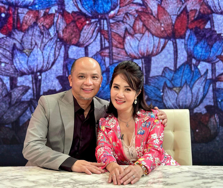 Ngoài đời, "mẹ chồng quốc dân" của "Đừng làm mẹ cáu" cùng ông xã là diễn viên Anh Tuấn cũng từng trải qua nhiều sóng gió để có được hôn nhân trọn vẹn như hiện tại.
